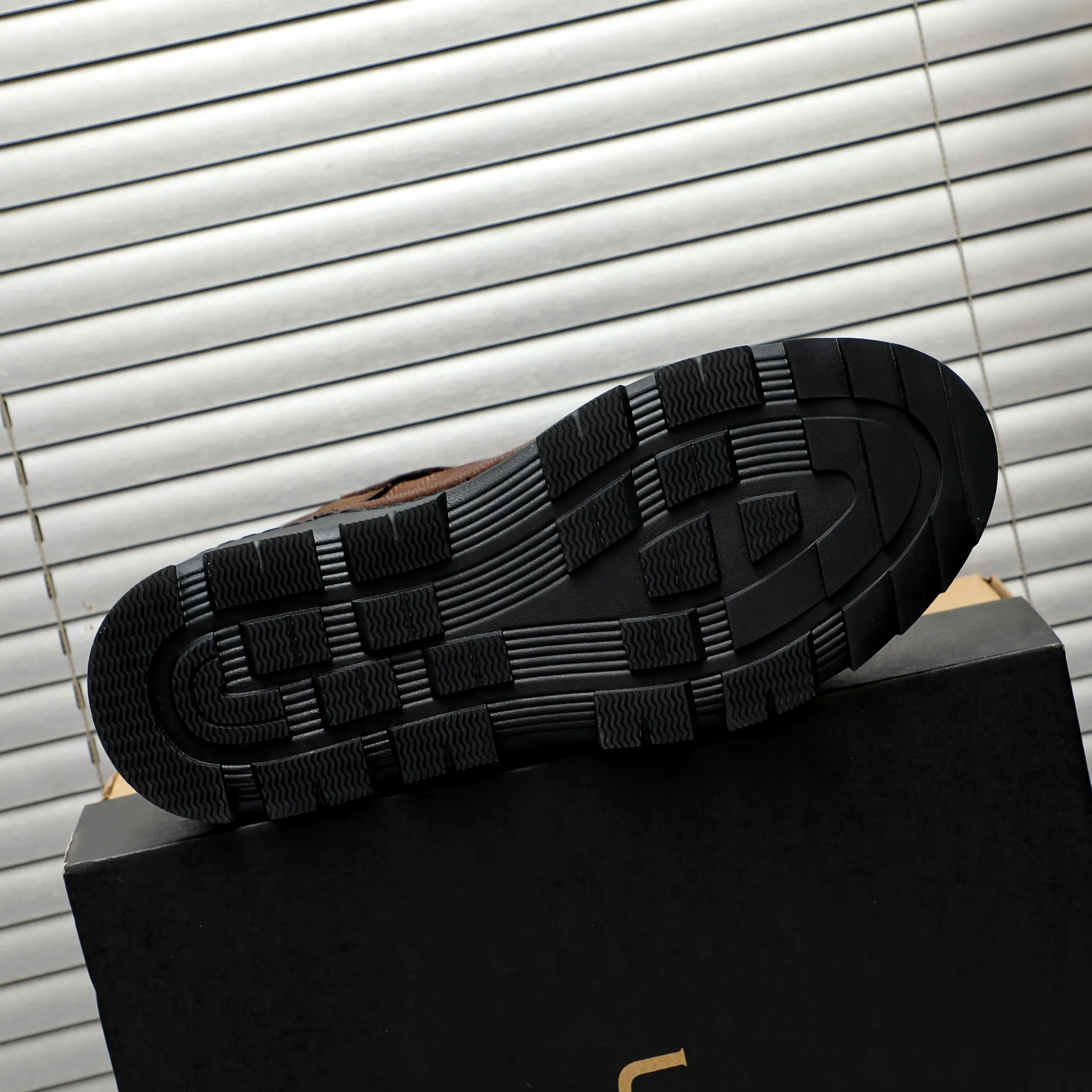 P620 Product trademark: "UGG" Gaobang men's shoes Regular size: 39-44 Product materials: Selected first-layer cowhide upper, wool lining, original outsole